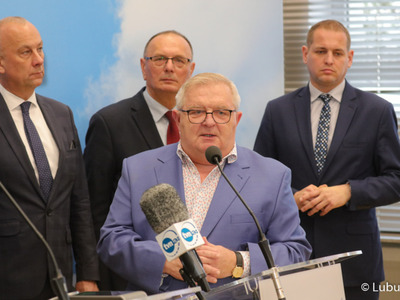 Uczestnicy konferencji prasowej dot. podziału pieniędzy w ramach Zintegrowanych Inwestycji Terytorialnych (ZIT-ów). Przy mikrofonie członek zarządu woj. lubuskiego Tadeusz Jędrzejczak.