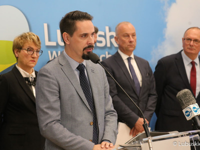 Uczestnicy konferencji prasowej dot. podziału pieniędzy w ramach Zintegrowanych Inwestycji Terytorialnych (ZIT-ów). Przy mikrofonie radny miasta Zielona Góra Sławomir Kotylak.