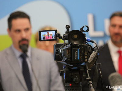 Uczestnicy konferencji prasowej dot. podziału pieniędzy w ramach Zintegrowanych Inwestycji Terytorialnych (ZIT-ów). Przy mikrofonie radny miasta Zielona Góra Sławomir Kotylak.
