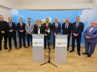 Uczestnicy konferencji prasowej dot. podziału pieniędzy w ramach Zintegrowanych Inwestycji Terytorialnych (ZIT-ów). Przy mikrofonie marszałek Elżbieta Anna Polak. 