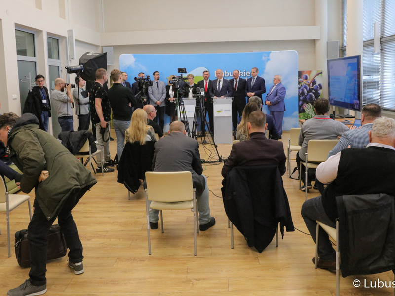 Uczestnicy konferencji prasowej dot. podziału pieniędzy w ramach Zintegrowanych Inwestycji Terytorialnych (ZIT-ów).