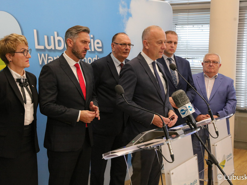 Uczestnicy konferencji prasowej dot. podziału pieniędzy w ramach Zintegrowanych Inwestycji Terytorialnych (ZIT-ów). Przy mikrofonie członek zarządu woj. lubuskiego Marcin Jabłoński.
