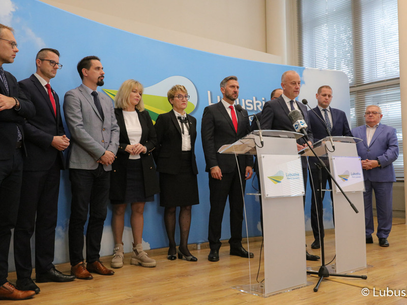 Uczestnicy konferencji prasowej dot. podziału pieniędzy w ramach Zintegrowanych Inwestycji Terytorialnych (ZIT-ów). Przy mikrofonie członek zarządu woj. lubuskiego Marcin Jabłoński.
