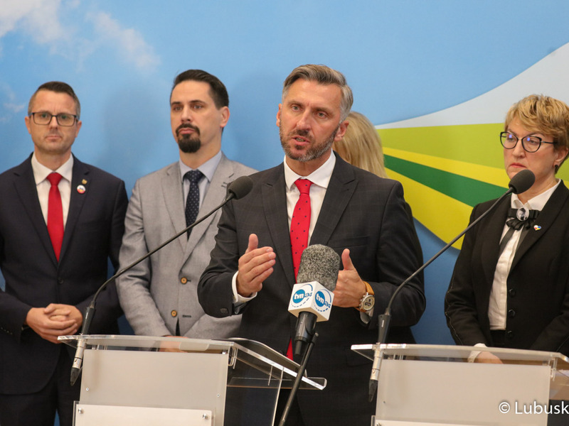 Uczestnicy konferencji prasowej dot. podziału pieniędzy w ramach Zintegrowanych Inwestycji Terytorialnych (ZIT-ów). Przy mikrofonie poseł na Sejm RP Waldemar Sługocki.