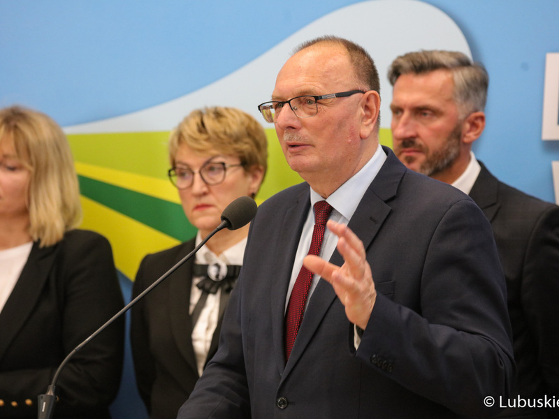 Uczestnicy konferencji prasowej dot. podziału pieniędzy w ramach Zintegrowanych Inwestycji Terytorialnych (ZIT-ów). Przy mikrofonie wicemarszałek Stanisław Tomczyszyn.