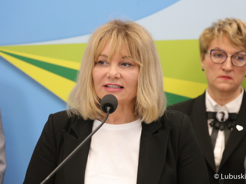 Uczestnicy konferencji prasowej dot. podziału pieniędzy w ramach Zintegrowanych Inwestycji Terytorialnych (ZIT-ów). Przy mikrofonie burmistrz Małomic Małgorzata Sendecka.