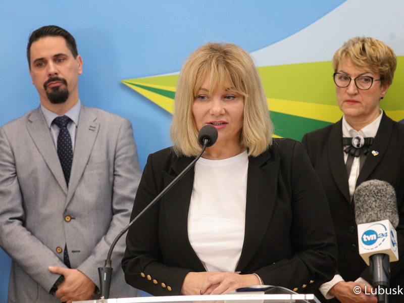 Uczestnicy konferencji prasowej dot. podziału pieniędzy w ramach Zintegrowanych Inwestycji Terytorialnych (ZIT-ów). Przy mikrofonie burmistrz Małomic Małgorzata Sendecka.