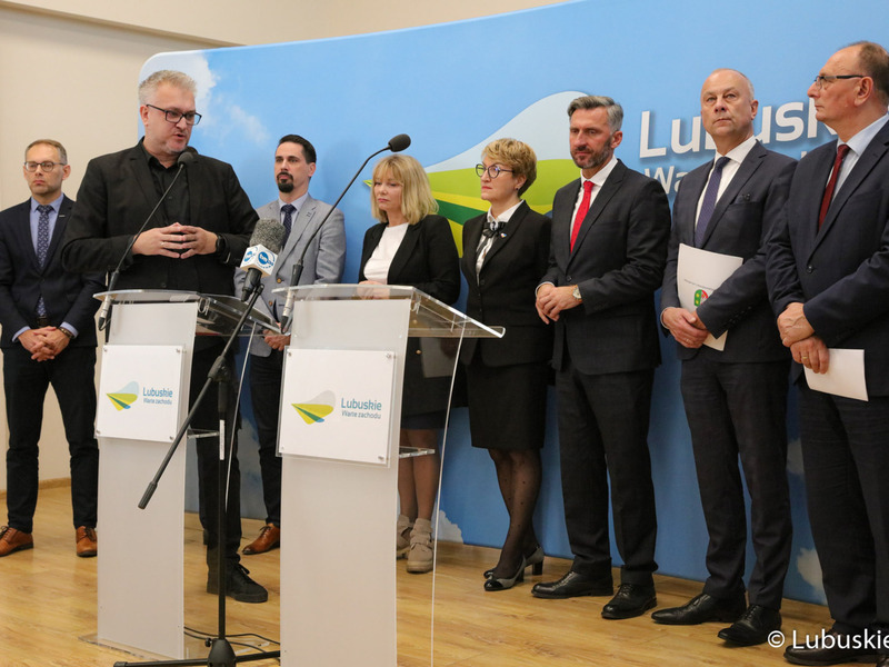 Uczestnicy konferencji prasowej dot. podziału pieniędzy w ramach Zintegrowanych Inwestycji Terytorialnych (ZIT-ów). Przy mikrofonie radny woj. lubuskiego Sławomir Kowal.