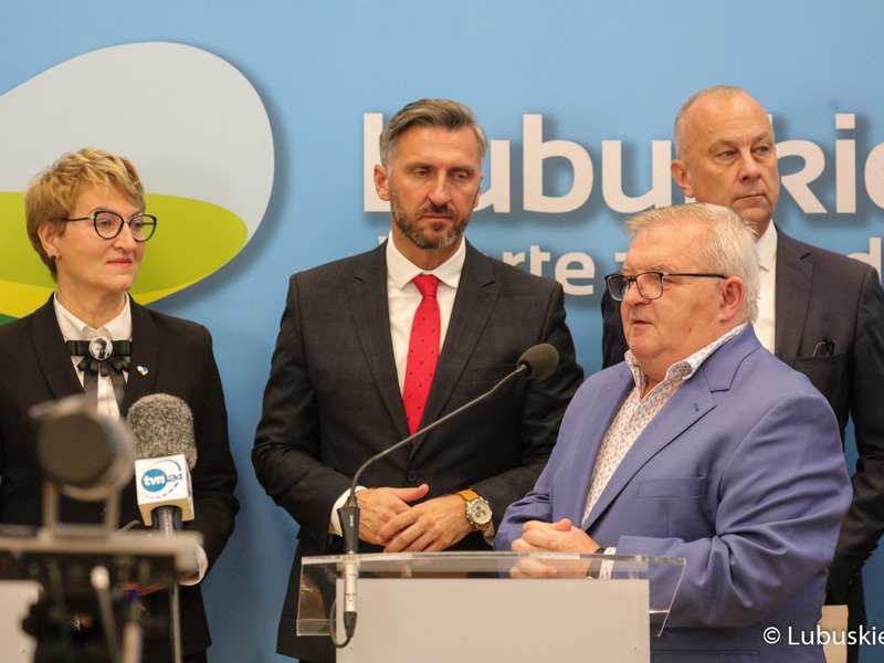 Uczestnicy konferencji prasowej dot. podziału pieniędzy w ramach Zintegrowanych Inwestycji Terytorialnych (ZIT-ów). Przy mikrofonie członek zarządu woj. lubuskiego Tadeusz Jędrzejczak.