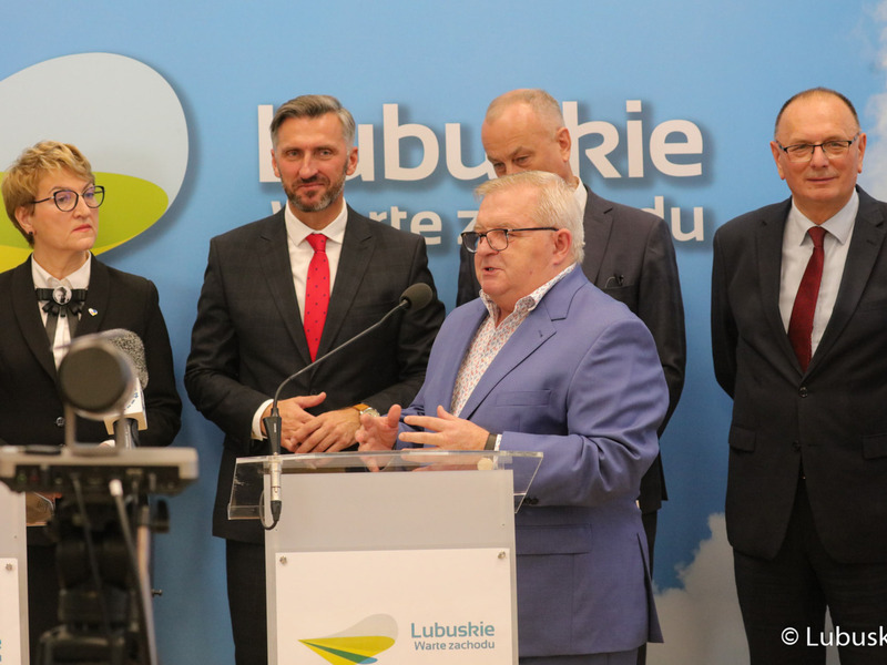 Uczestnicy konferencji prasowej dot. podziału pieniędzy w ramach Zintegrowanych Inwestycji Terytorialnych (ZIT-ów). Przy mikrofonie członek zarządu woj. lubuskiego Tadeusz Jędrzejczak.