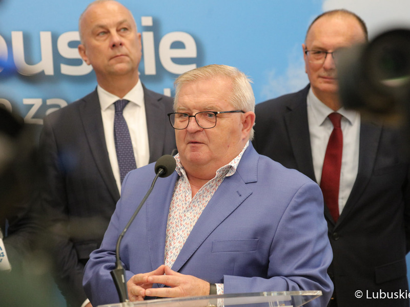 Uczestnicy konferencji prasowej dot. podziału pieniędzy w ramach Zintegrowanych Inwestycji Terytorialnych (ZIT-ów). Przy mikrofonie członek zarządu woj. lubuskiego Tadeusz Jędrzejczak.
