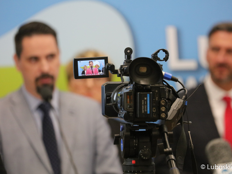 Uczestnicy konferencji prasowej dot. podziału pieniędzy w ramach Zintegrowanych Inwestycji Terytorialnych (ZIT-ów). Przy mikrofonie radny miasta Zielona Góra Sławomir Kotylak.