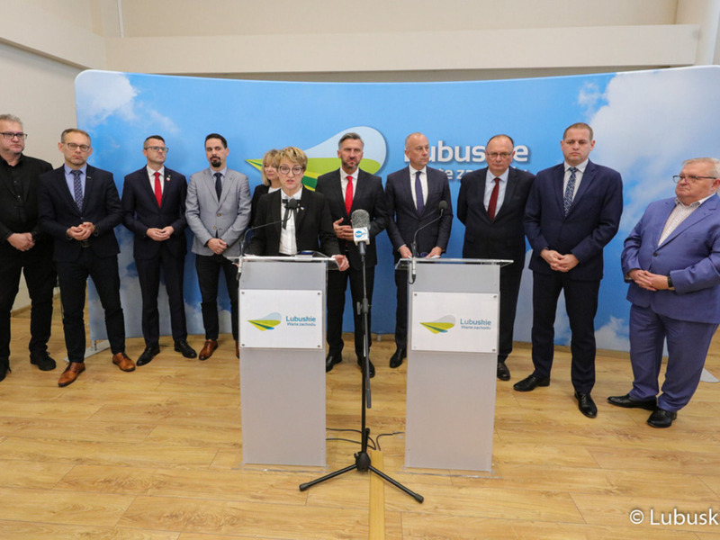 Uczestnicy konferencji prasowej dot. podziału pieniędzy w ramach Zintegrowanych Inwestycji Terytorialnych (ZIT-ów). Przy mikrofonie marszałek Elżbieta Anna Polak.