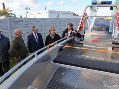 Marszałek Województwa Lubuskiego Elżbieta Anna Polak ogląda nową łódź przekazaną dla Polskiego Związku Wędkarskiego przez samorząd województwa 