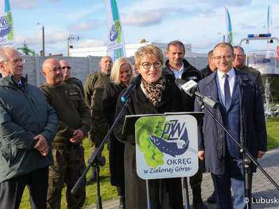 Uczestnicy konferencji prasowej w Krośnie Odrz. Przy mikrofonie marszałek Elżbieta Anna Polak