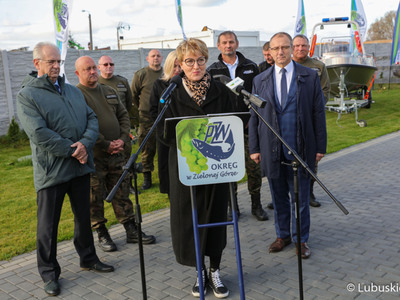 Uczestnicy konferencji prasowej w Krośnie Odrz. Przy mikrofonie marszałek Elżbieta Anna Polak