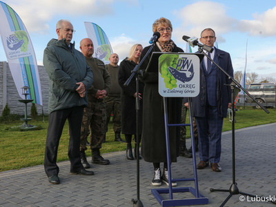Uczestnicy konferencji prasowej w Krośnie Odrz. Przy mikrofonie marszałek Elżbieta Anna Polak