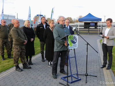 Uczestnicy konferencji prasowej w Krośnie Odrz. Przy mikrofonie Zdzisław Kowalski, wiceprezes PZW oddział Zielona Góra; 