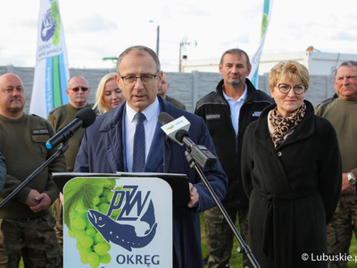Uczestnicy konferencji prasowej w Krośnie Odrz. Przy mikrofonie Marek Cebula, burmistrz Krosna Odrz.