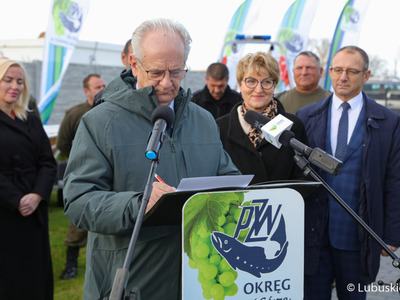Uczestnicy konferencji prasowej w Krośnie Odrz. Przy mikrofonie Zdzisław Kowalski, wiceprezes PZW oddział Zielona Góra; 
