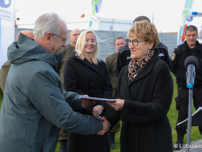 Marszałek Elżbieta Anna Polak oficjalnie przekazuje dwie łodzie dla PZW. Dokument odbiera Zdzisław Kowalski, wiceprezes PZW oddział Zielona Góra.