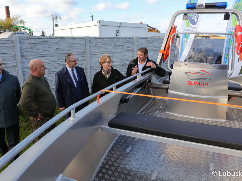 Marszałek Województwa Lubuskiego Elżbieta Anna Polak ogląda nową łódź przekazaną dla Polskiego Związku Wędkarskiego przez samorząd województwa