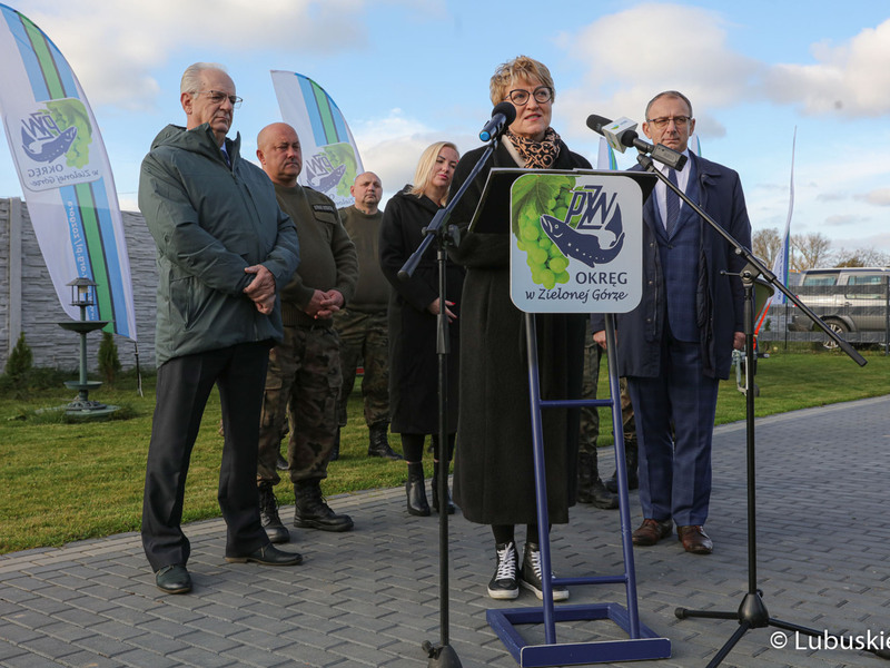 Uczestnicy konferencji prasowej w Krośnie Odrz. Przy mikrofonie marszałek Elżbieta Anna Polak