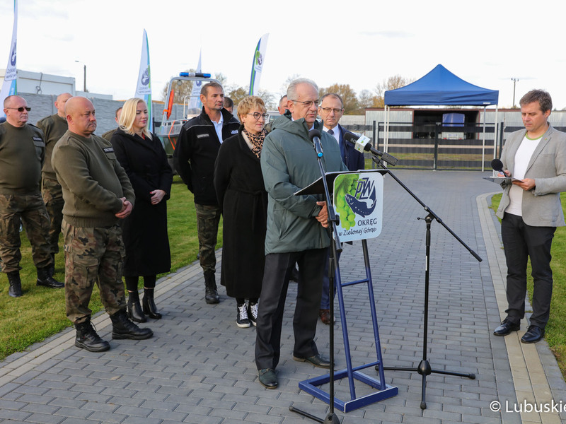 Uczestnicy konferencji prasowej w Krośnie Odrz. Przy mikrofonie Zdzisław Kowalski, wiceprezes PZW oddział Zielona Góra;