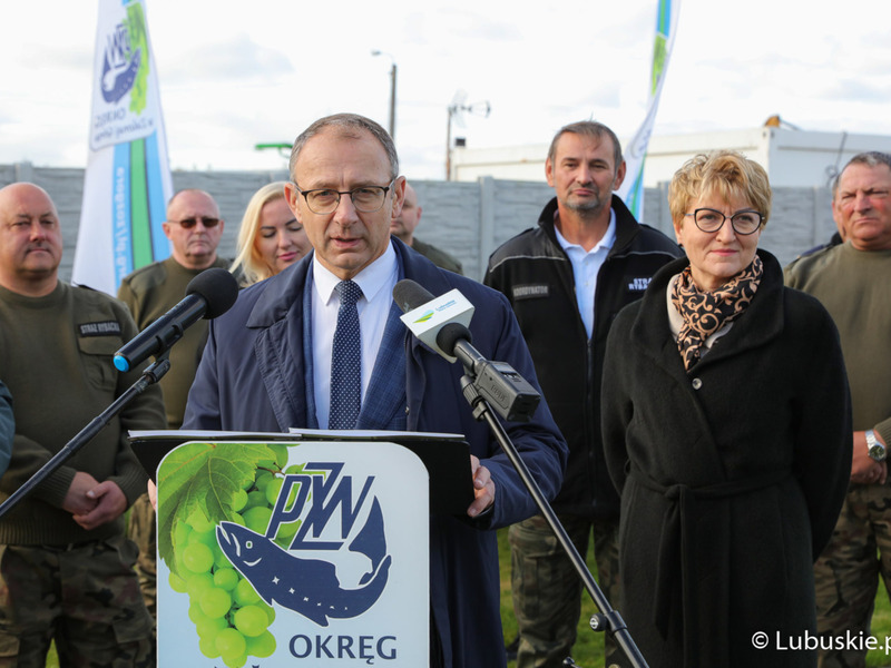 Uczestnicy konferencji prasowej w Krośnie Odrz. Przy mikrofonie Marek Cebula, burmistrz Krosna Odrz.