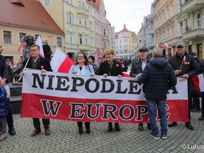 Marsz Niepodległości w centrum Zielonej Góry   