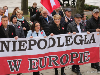 Marsz Niepodległości w centrum Zielonej Góry 