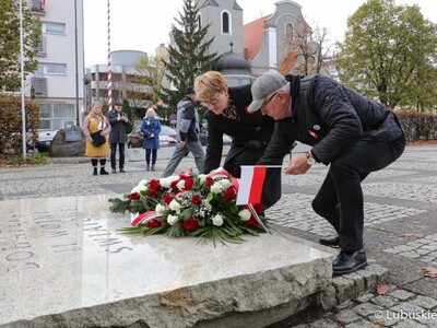 Uczestnicy Marszu Niepodległości w Zielonej Górze składają kwiaty pod Pomnikiem Bohaterów 