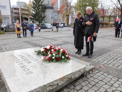 Uczestnicy Marszu Niepodległości w Zielonej Górze składają kwiaty pod Pomnikiem Bohaterów 