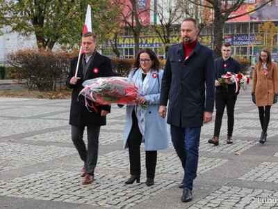 Uczestnicy Marszu Niepodległości w Zielonej Górze składają kwiaty pod Pomnikiem Bohaterów 