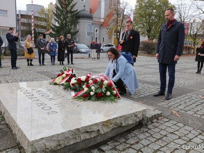 Uczestnicy Marszu Niepodległości w Zielonej Górze składają kwiaty pod Pomnikiem Bohaterów 