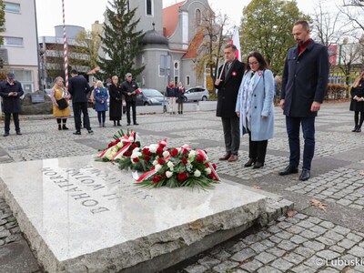 Uczestnicy Marszu Niepodległości w Zielonej Górze składają kwiaty pod Pomnikiem Bohaterów 