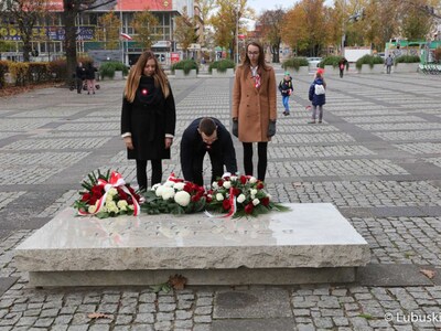 Uczestnicy Marszu Niepodległości w Zielonej Górze składają kwiaty pod Pomnikiem Bohaterów 