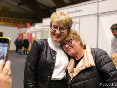 Marszałek Województwa Lubuskiego Elżbieta Anna Polak (z lewej) pozuje do pamiątkowego zdjęcia podczas VI Święta Młodego Lubuskiego Wina w Wojewódzkim Ośrodku Sportu i Rekreacji w Zielonej Górze Drzonkowie