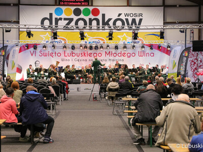 Występ zielonogórskiej Orkiestry Dętej Zastal podczas VI Święta Młodego Lubuskiego Wina w Wojewódzkim Ośrodku Sportu i Rekreacji w Zielonej Górze Drzonkowie  