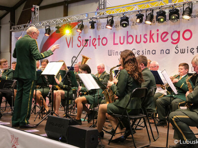Występ zielonogórskiej Orkiestry Dętej Zastal podczas VI Święta Młodego Lubuskiego Wina w Wojewódzkim Ośrodku Sportu i Rekreacji w Zielonej Górze Drzonkowie  