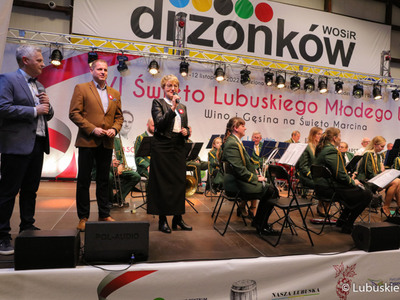 Marszałek Województwa Lubuskiego Elżbieta Anna Polak przemawia podczas oficjalnego otwarcia VI Święta Młodego Lubuskiego Wina w Wojewódzkim Ośrodku Sportu i Rekreacji w Zielonej Górze Drzonkowie. Obok (w brązowej marynarce) stoi Wicemarszałek Województwa Lubuskiego Łukasz Porycki.