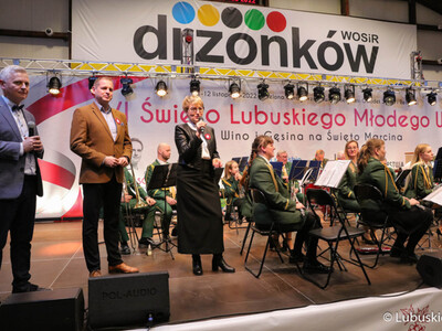 Marszałek Województwa Lubuskiego Elżbieta Anna Polak przemawia podczas oficjalnego otwarcia VI Święta Młodego Lubuskiego Wina w Wojewódzkim Ośrodku Sportu i Rekreacji w Zielonej Górze Drzonkowie. Obok (w brązowej marynarce) stoi Wicemarszałek Województwa Lubuskiego Łukasz Porycki.