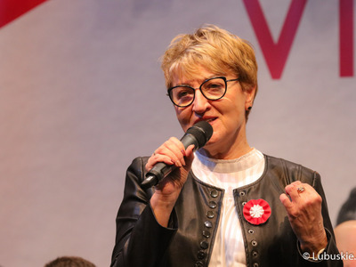 Marszałek Województwa Lubuskiego Elżbieta Anna Polak przemawia podczas oficjalnego otwarcia VI Święta Młodego Lubuskiego Wina w Wojewódzkim Ośrodku Sportu i Rekreacji w Zielonej Górze Drzonkowie. 
