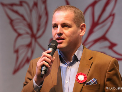 Wicemarszałek Województwa Lubuskiego Łukasz Porycki przemawia podczas oficjalnego otwarcia VI Święta Młodego Lubuskiego Wina w Wojewódzkim Ośrodku Sportu i Rekreacji w Zielonej Górze Drzonkowie. 