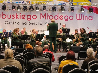 Występ zielonogórskiej Orkiestry Dętej Zastal podczas VI Święta Młodego Lubuskiego Wina w Wojewódzkim Ośrodku Sportu i Rekreacji w Zielonej Górze Drzonkowie  