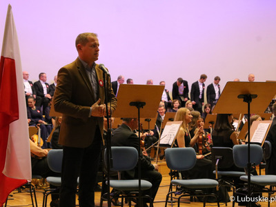 Wicemarszałek Łukasz Porycki przemawia do publiczności przed koncertem z okazji Święta Niepodległości w Filharmonii Zielonogórskiej 