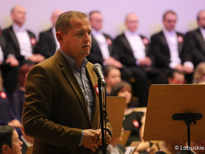 Wicemarszałek Łukasz Porycki przemawia do publiczności przed koncertem z okazji Święta Niepodległości w Filharmonii Zielonogórskiej 