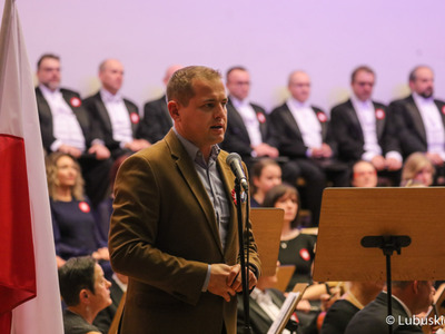 Wicemarszałek Łukasz Porycki przemawia do publiczności przed koncertem z okazji Święta Niepodległości w Filharmonii Zielonogórskiej 
