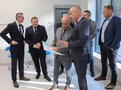Członek Zarządu Województwa Lubuskiego Marcin Jabłoński zwiedza nowo otwarty nowoczesny blok operacyjny w szpitalu w Nowej Soli