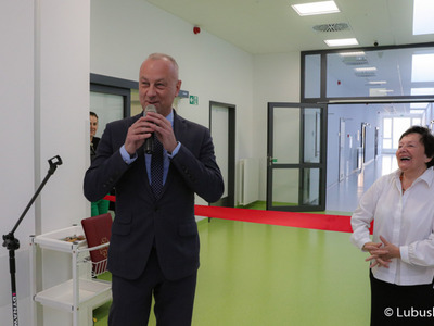 Członek Zarządu Województwa Lubuskiego Marcin Jabłoński przemawia podczas uroczystego otwarcia nowoczesnego bloku operacyjnego w szpitalu w Nowej Soli